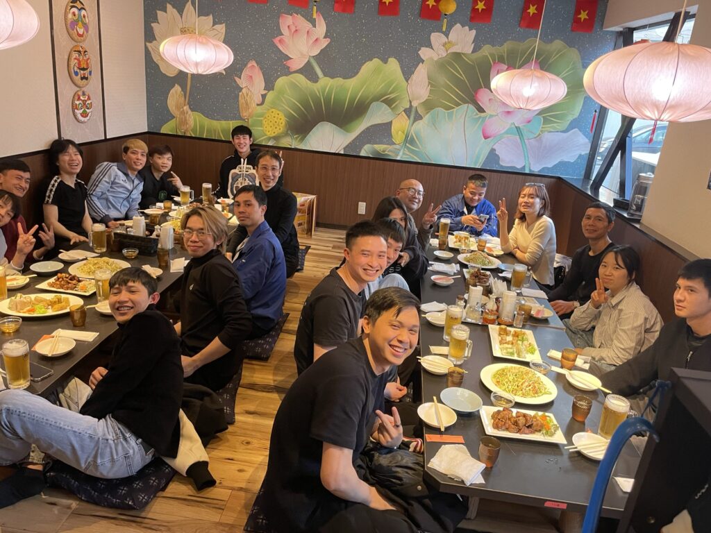 ベトナムの伝統を祝うテトの食事会 