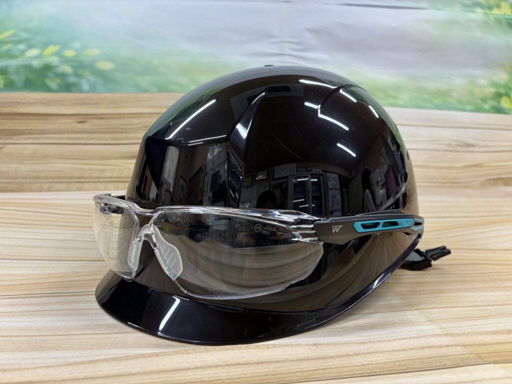 🦺安全第一！ヘルメットと安全眼鏡を試験導入しました